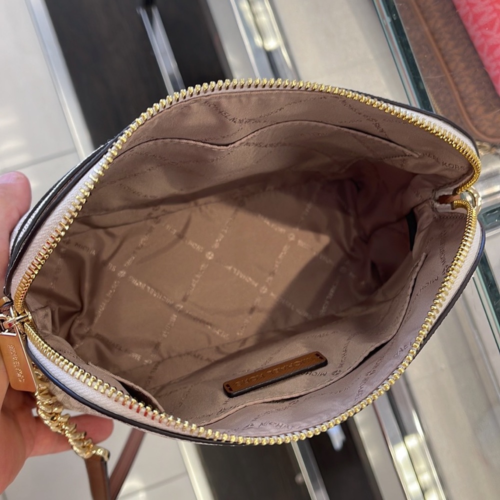 MICHAEL KORS Jet Set Medium Logo Dome Satchel Crossbody
Vanilla
NWT - Picture 8 of 16